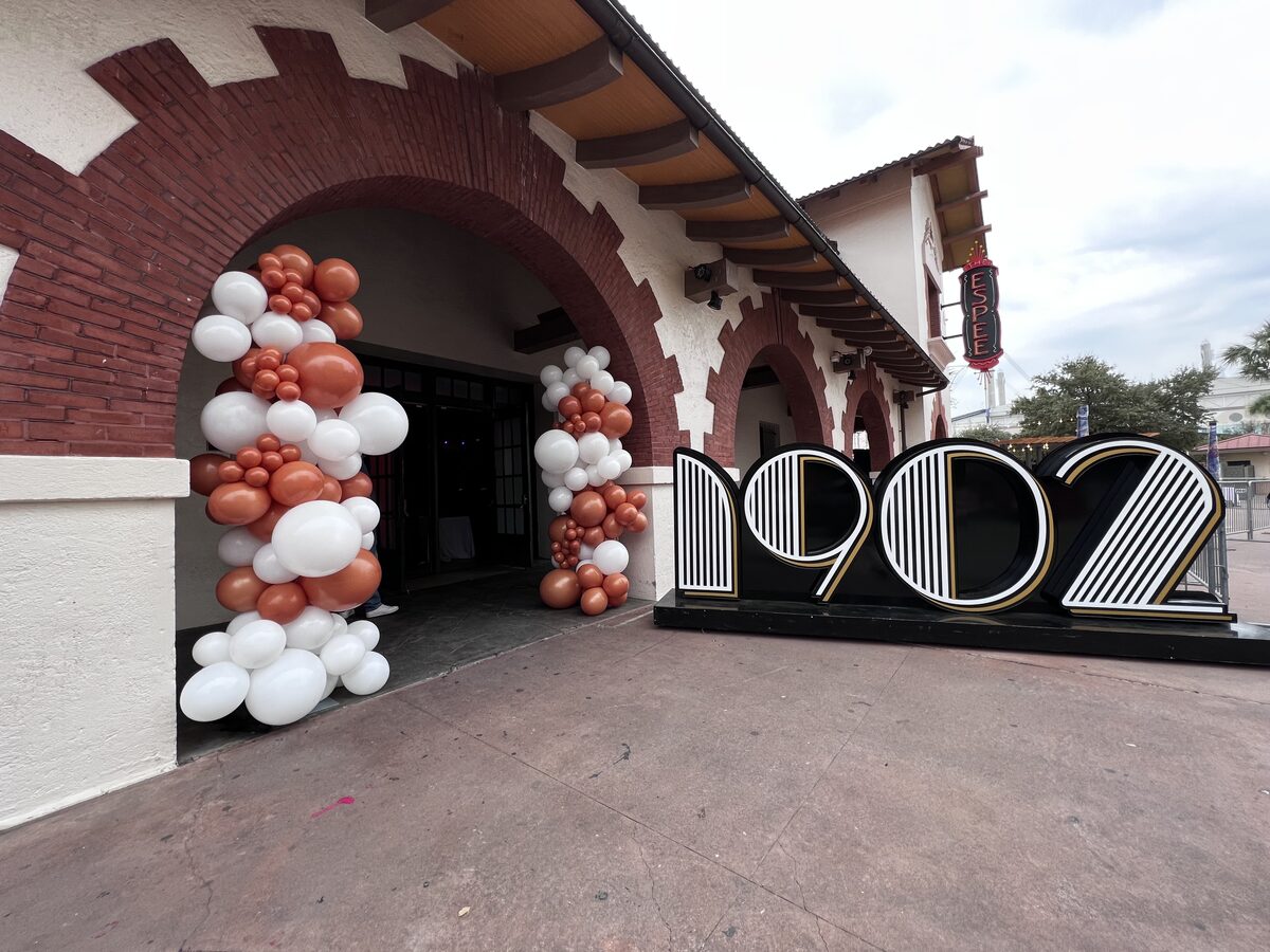 Balloon arch for 1902 Bar and Grill event in San Antonio Texas